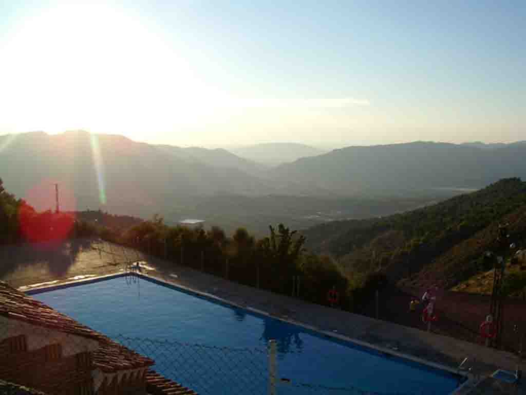 Foto de la Piscina Municipal, al fondo se observa el valle