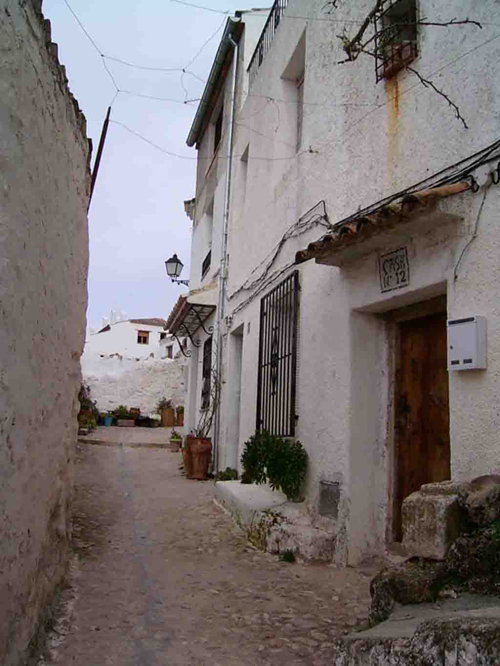 Esta calle en el sentido contrario vas a parar al Ayuntamiento