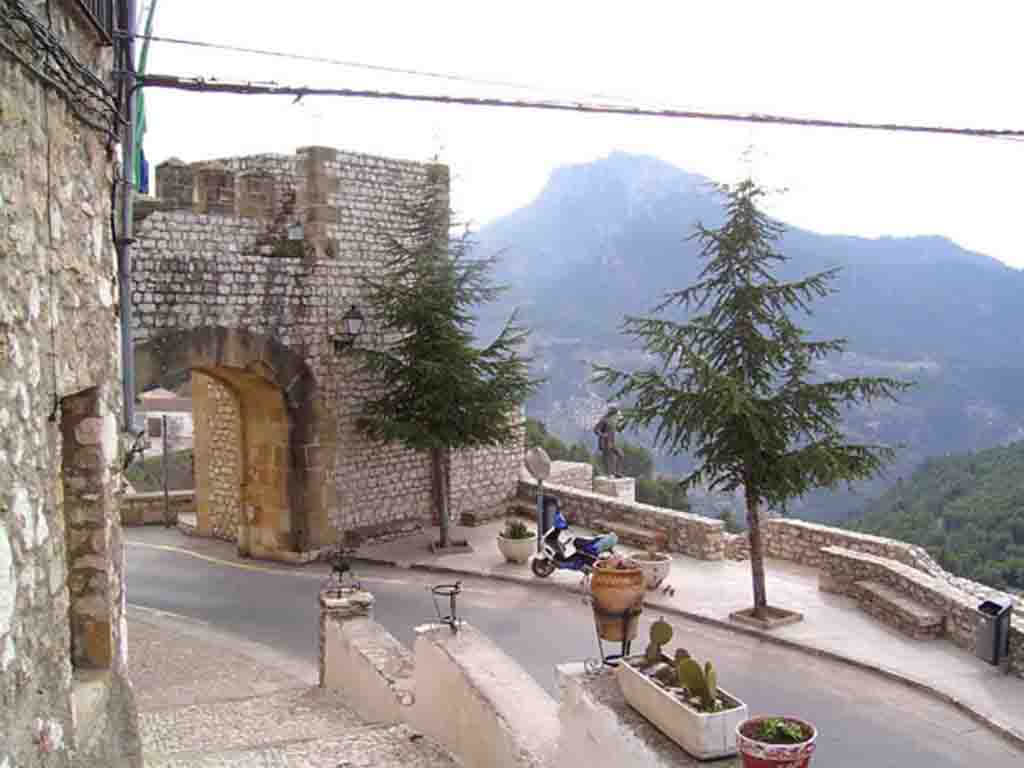 Aqu&iacute; tenemos pegado a la derecha el Ayuntamiento, de fondo el mirador de Jorge Manrique con el Yelmo de fondo, monta&ntilde;a que esta a 1850 metros