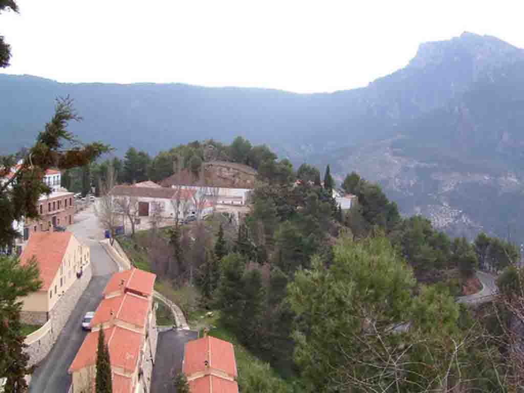 Abajo ten&eacute;is las casas de Protecci&oacute;n Oficial, gusto enfrente el campo de f&uacute;tbol, y arriba el Yelmo