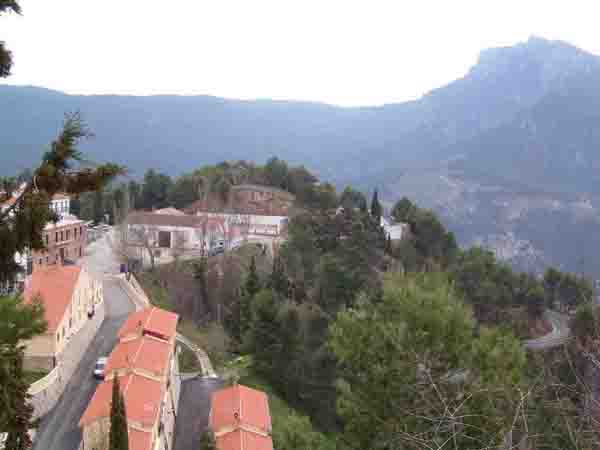 Abajo ten&eacute;is las casas de Protecci&oacute;n Oficial, gusto enfrente el campo de f&uacute;tbol, y arriba el Yelmo